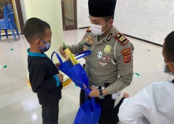 Masjid Jami Al Jumhur, dapat Bantuan berupa Alqur’an, buku -buku agama dan mukena dari Kasat lantas Polres Ciko