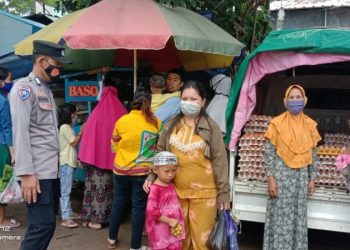 Masuk Pasar, Bhabinkamtibmas Imbau Masyarakat Patuhi Protokol Kesehatan