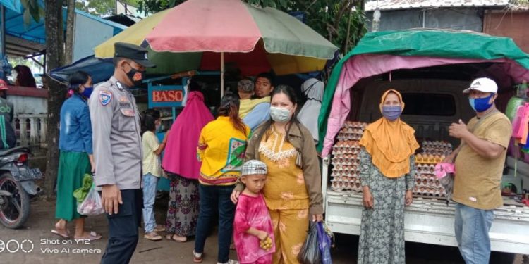 Masuk Pasar, Bhabinkamtibmas Imbau Masyarakat Patuhi Protokol Kesehatan