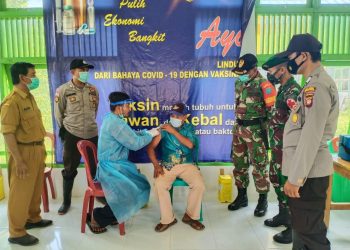 Masyarakat Lansia di Kecamatan Siding Bengkayang Mendapat Vaksinasi Covid-19