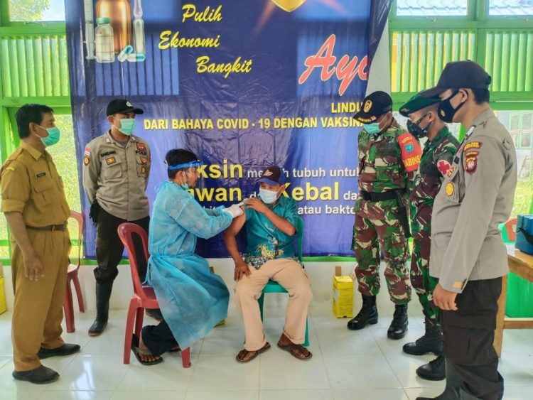 Masyarakat Lansia di Kecamatan Siding Bengkayang Mendapat Vaksinasi Covid-19