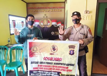 Melalui Media Spanduk, Aipda Puji Sosialisasikan Saber Pungli Kepada Warga Kec. Kapuas Murung