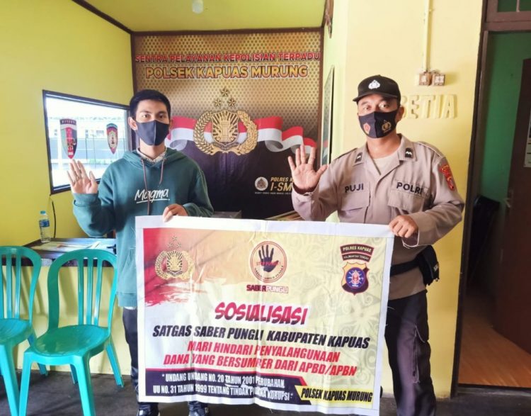 Melalui Media Spanduk, Aipda Puji Sosialisasikan Saber Pungli Kepada Warga Kec. Kapuas Murung
