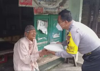 Memperingati Hari Bhayangkara Ke-75 Polsek Gebang Gelar Bansos