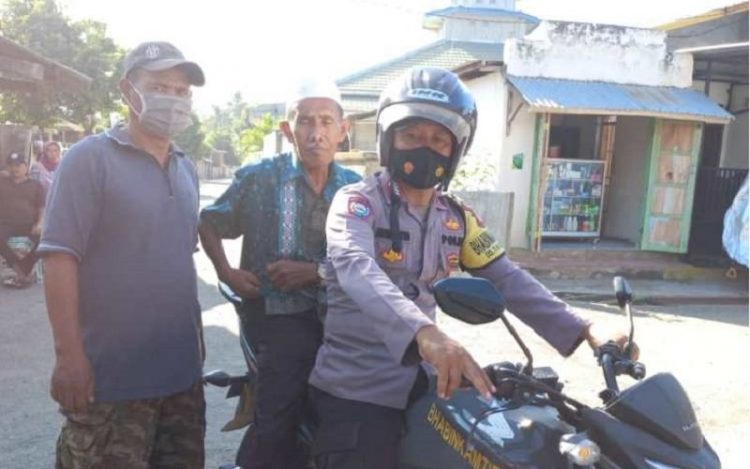 Pakai Motor Dinas, Bhabinkamtibmas di Sumbawa Antar Jemput Lansia untuk Vaksin Covid-19