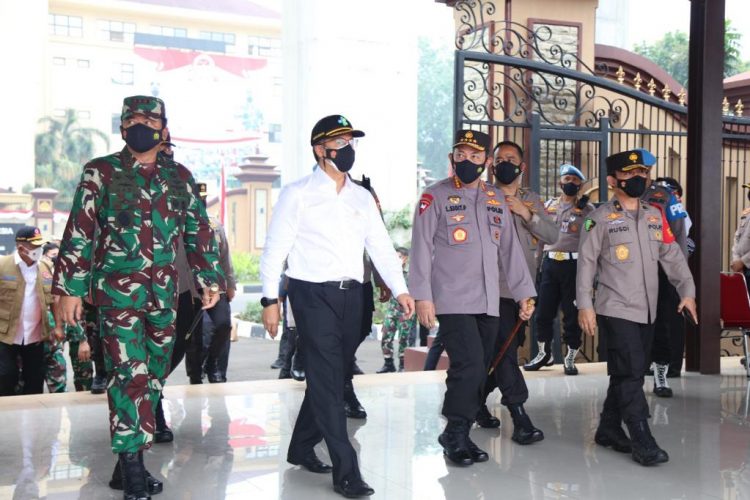 Panglima TNI, Kapolri dan Menkes, Tinjau Vaksinasi Massal Jelang HUT Bhayangkara