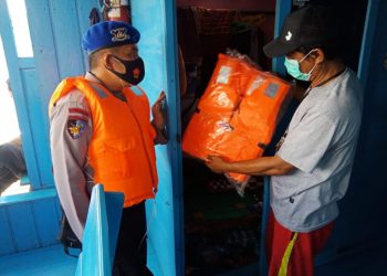 Pastikan Dokumen Lengkap, Satpolairud Polres Seruyan Cek Kapal Yang Sandar Di Dermaga