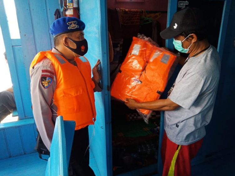 Pastikan Dokumen Lengkap, Satpolairud Polres Seruyan Cek Kapal Yang Sandar Di Dermaga