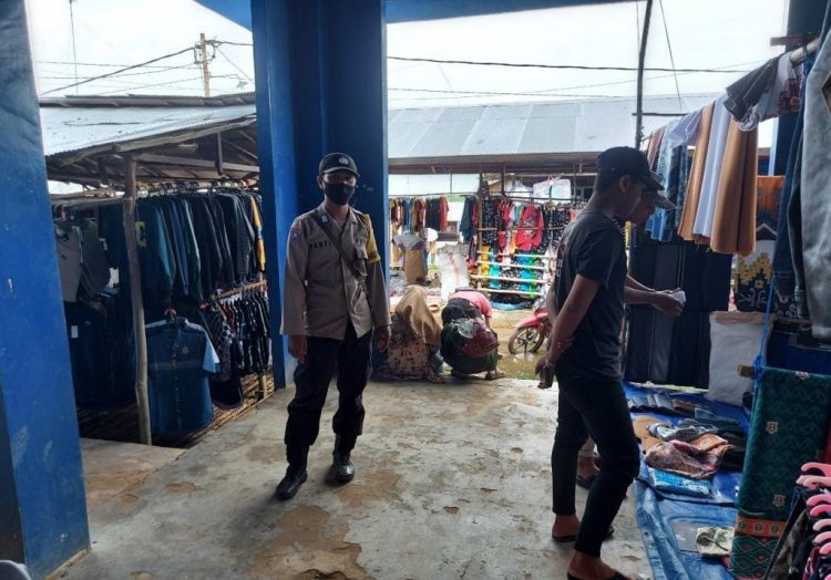 Patroli Pasar mingguan di Wilkumnya, Ini Yang Disampaikan Bripka Bakti Kepada Warga