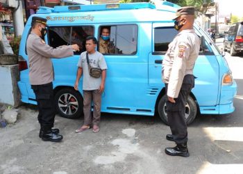 Patroli Polsek Tingkir Bagikan Masker Dan Himbau Sopir Angkutan Disiplin Prokes