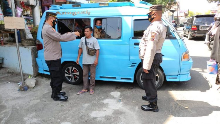 Patroli Polsek Tingkir Bagikan Masker Dan Himbau Sopir Angkutan Disiplin Prokes