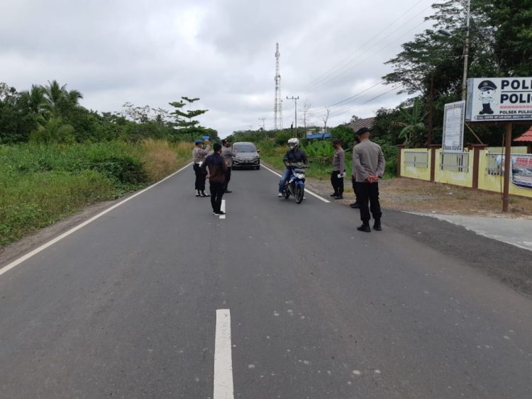 Patuhi Prokes , Polsek Pulau Petak Lakukan Ops Yustisi Kepada Masyarakat