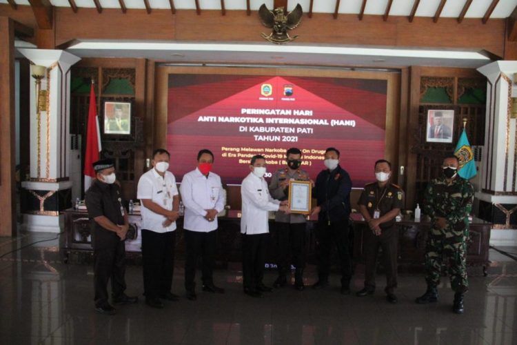 Peringatan Hari Anti Narkotika Internasional, Satuan Narkoba Polres Pati Mendapat Penghargaan dari Bupati Pati