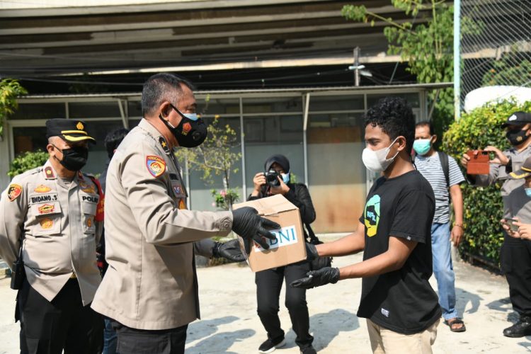 Peringati Hari Bhayangkara ke-75, Polri Berbagi Sembako Untuk Mahasiswa Perantauan