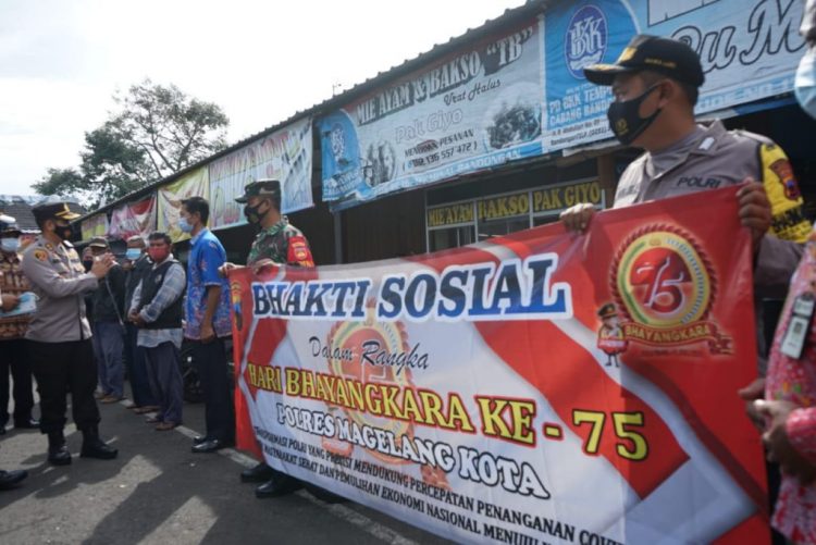 Peringati HUT Bhayangkara ke 75, Polres Magelang Kota Gelar Baksos di Bandongan