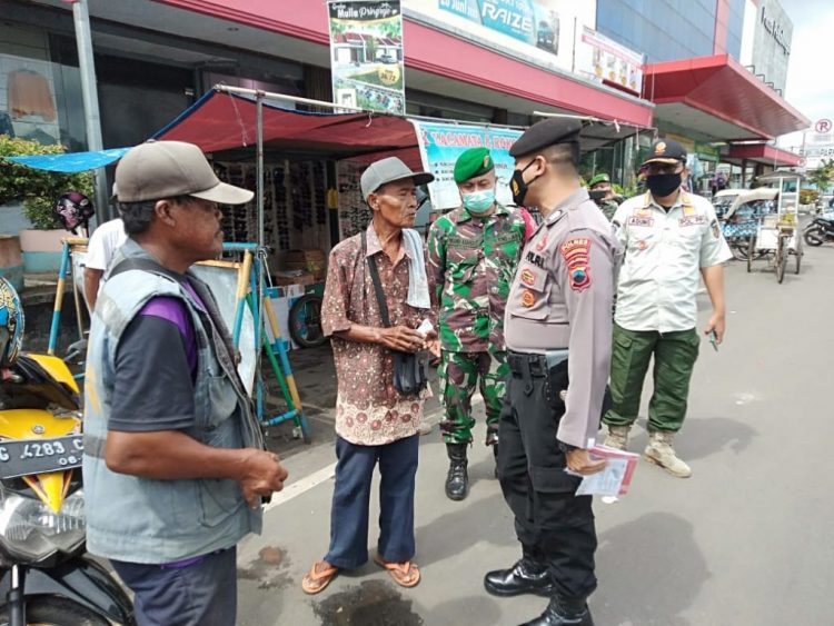 Perkuat PPKM mikro, personel Gabungan Polres Pekalongan Kota melaksanakan patroli penegakan protokol kesehatan