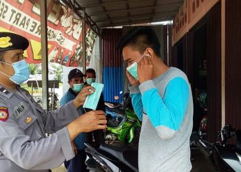 Personel Polsek Kapuas Timur Terapkan 3M Pada Masyarakat Sekaligus Bagikan Masker