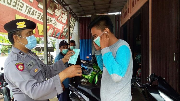 Personel Polsek Kapuas Timur Terapkan 3M Pada Masyarakat Sekaligus Bagikan Masker
