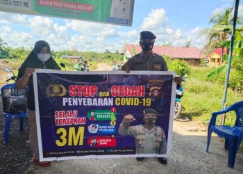 Personel Polsek Pulau Petak Imbau Warga Cegah Covid-19  Melalui Spanduk