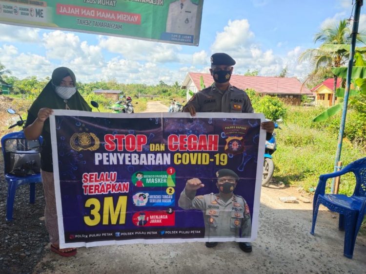 Personel Polsek Pulau Petak Imbau Warga Cegah Covid-19  Melalui Spanduk