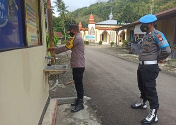 Personil Polsek Anggeraja Membiasakan Diri Mencuci Tangan Sebelum Masuk Kantor