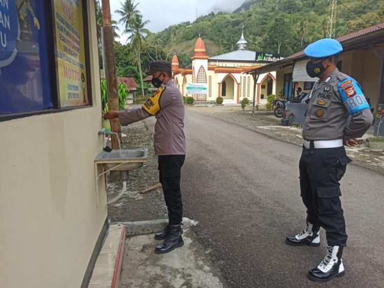 Personil Polsek Anggeraja Membiasakan Diri Mencuci Tangan Sebelum Masuk Kantor