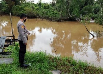 Personil Polsek Batulicin Rutin Cek Debit Air Di Kecamatan Batulicin