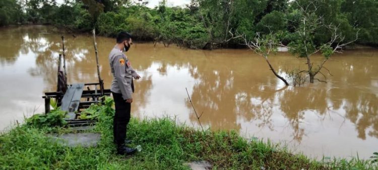 Personil Polsek Batulicin Rutin Cek Debit Air Di Kecamatan Batulicin