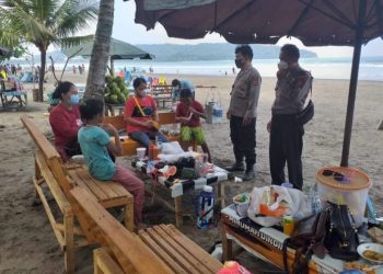 Plt Kapolsek Pangandaran Menghimbau Agar Wisatawan Selalu Disiplin Prokes