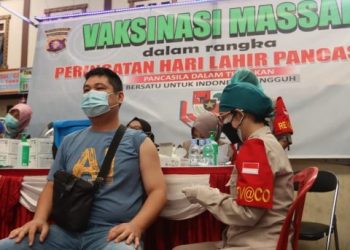 Polda Kalteng Gelar Vaksinasi Massal di Pasar Tradisional Kalteng Dalam Rangka Peringati Hari Lahir Pancasila