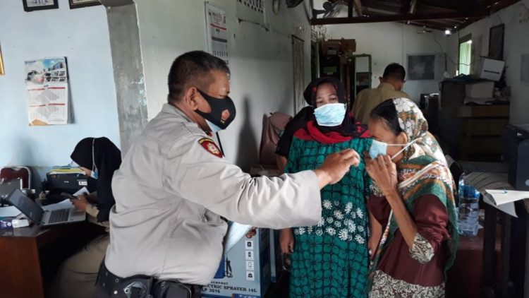 Polek Tirto Polres Pekalongan Kota gencar Sosialisasikan Kepada Masyarakat Untuk Tetap Patuhi Protokol Kesehatan