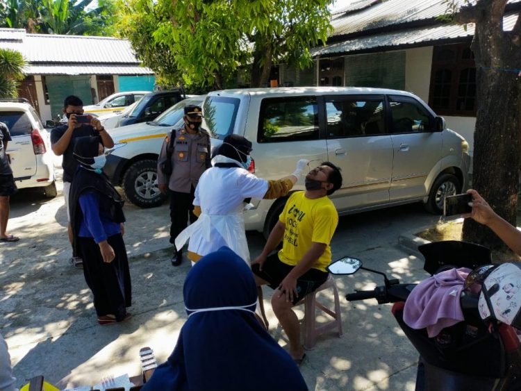 Polisi Bersama Tenaga Kesehatan di NTB Lakukan Tracing, Testing dan Treatment kepada Warga