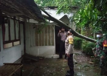 Polisi di Purbalingga Cek Rumah Tertimpa Pohon