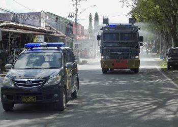Polres Bontang Kembali Semprotkan Disinfektan di Jalan Raya