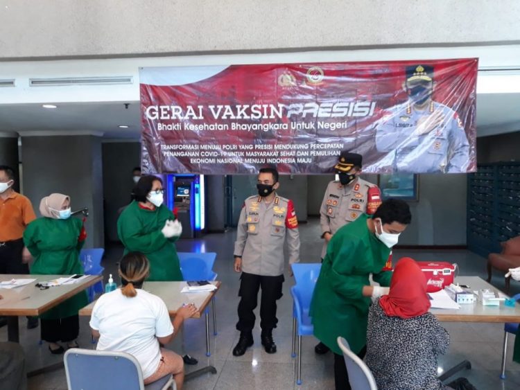 Polres Jakarta Utara Bekerjasama Dengan Apartement Marina Condomonium Dan Dinas Kesehatan Jakarta Utara Adakan Kegiatan Vaksinasi Massal