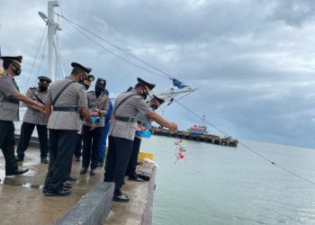 Polres Sinjai Gelar Tabur Bunga Didermaga Pelabuhan Larea-Rea