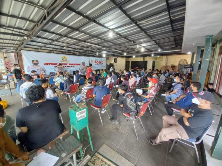 Polsek Jajaran Polres Metro Jakarta Selatan Berikan Vaksin Gratis Untuk Masyarakat Sekitar