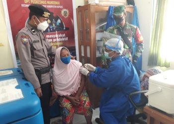 Polsek Kapuas Barat Lakukan Pengamanan Vaksinasi Massal Covid-19 Untuk Lansia