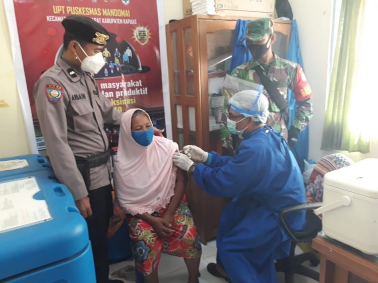 Polsek Kapuas Barat Lakukan Pengamanan Vaksinasi Massal Covid-19 Untuk Lansia