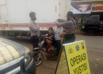Polsek Pakis Aji Jepara Tekan Penularan Covid-19 Dengan Rutin Bagi Masker Ke Warga dan Sosialisasikan Prokes 5M