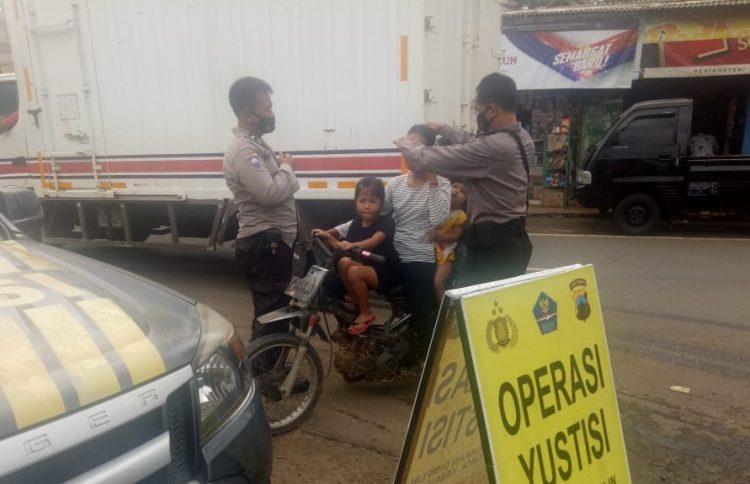 Polsek Pakis Aji Jepara Tekan Penularan Covid-19 Dengan Rutin Bagi Masker Ke Warga dan Sosialisasikan Prokes 5M