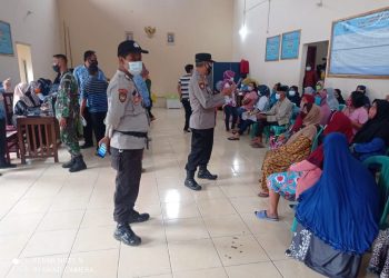 Polsek Talun Monitoring Kegiatan Vaksinasi Covid 19 yg dilakukan oleh Tim medis Puskesmas Ciperna dg sasaran para Lansia warga Desa Kubang Kec. Talun Kab. Cirebon.