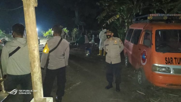 Polsek Tayu Amankan Pemakaman Warga Tunggulsari Secara Protokol Kesehatan