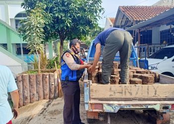 PUPUK BUDAYA GOTONG-ROTONG, BINMAS DESA MELATIWANGI TURUT IKUT BEKERJA BAKTI DALAM PEMBUATAN SARANA OLAH RAGA WARGA