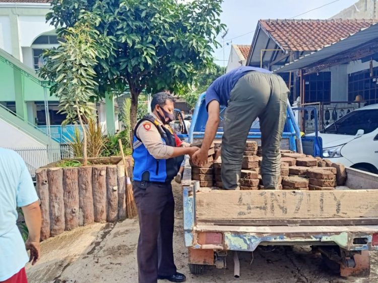 PUPUK BUDAYA GOTONG-ROTONG, BINMAS DESA MELATIWANGI TURUT IKUT BEKERJA BAKTI DALAM PEMBUATAN SARANA OLAH RAGA WARGA