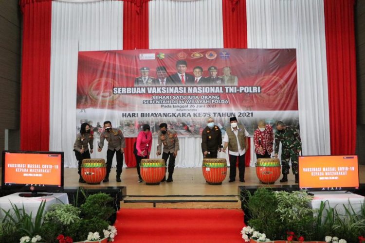 Ribuan Masyarakat Provinsi Bengkulu Ramaikan Vaksinasi Massal Serentak