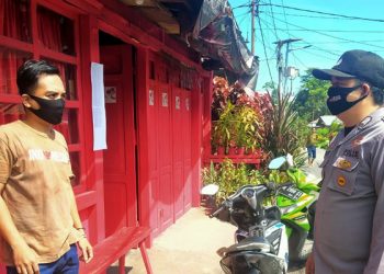 Sambangi Warga, Polsek Lemtim Sampaikan Imbauan Prokes dan Kamtibmas