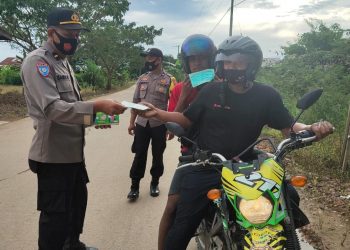 Sambut Hari Bhayangkara Ke-75, Polsek Sebulu Bagikan Masker Kepada Masyarakat