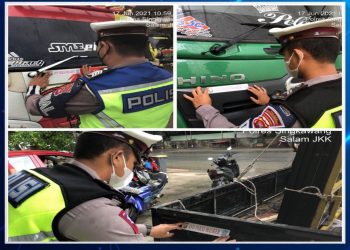 SATLANTAS POLRES SINGKAWANG PASANG STIKER IMBAUAN “AYO PAKAI MASKER