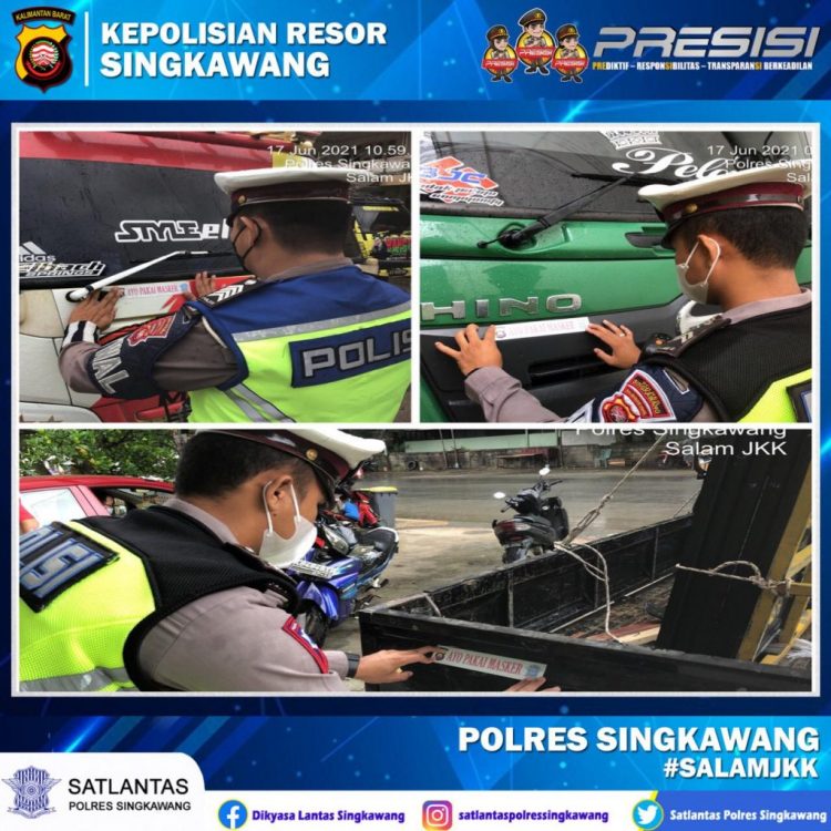 SATLANTAS POLRES SINGKAWANG PASANG STIKER IMBAUAN “AYO PAKAI MASKER